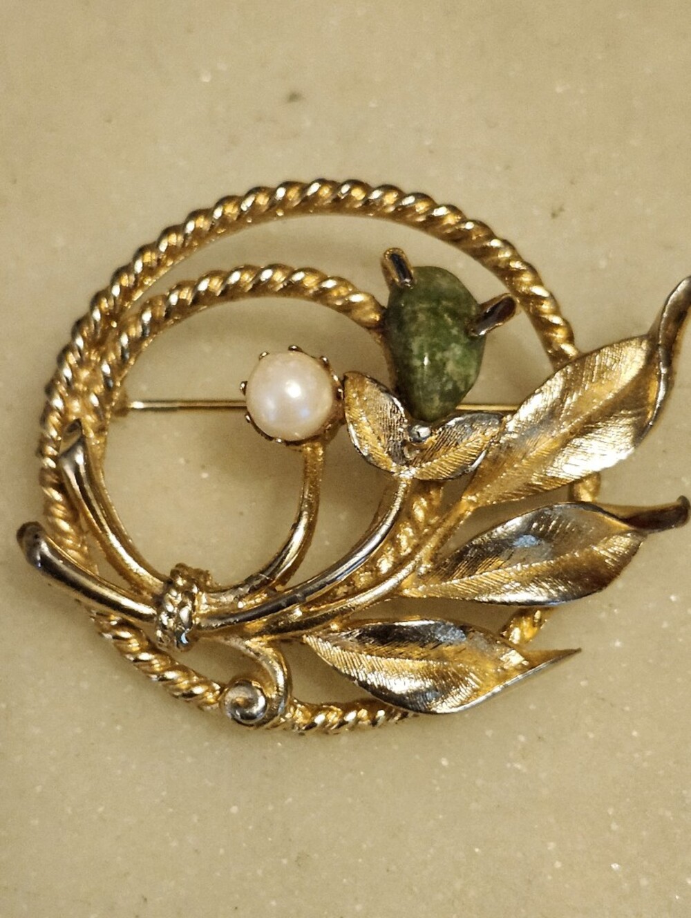 Vtg Sarah Coventry "Jade Garden" Gold-Tone Leaf Brooch with Pearl & Green Stone